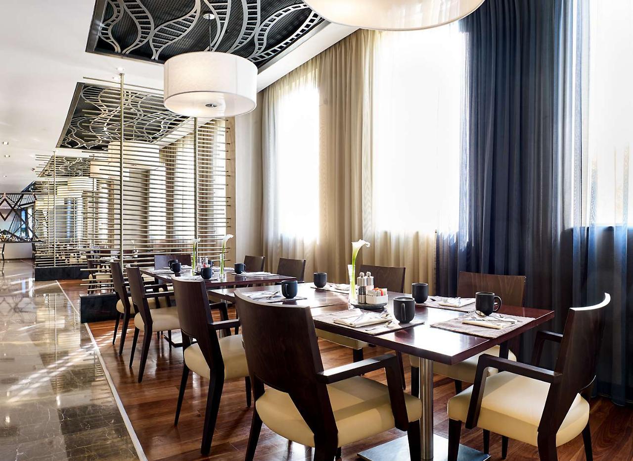 Radisson Blu Hotel & Convention Centre Kigali Exterior foto The restaurant