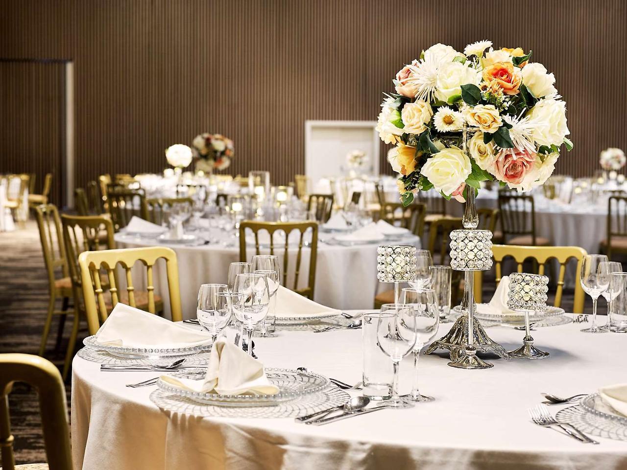 Radisson Blu Hotel & Convention Centre Kigali Exterior foto A table set for a formal dinner