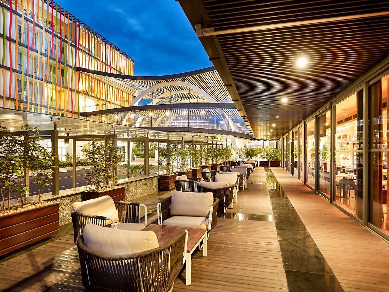 Radisson Blu Hotel & Convention Centre Kigali Exterior foto The outdoor terrace at the hotel