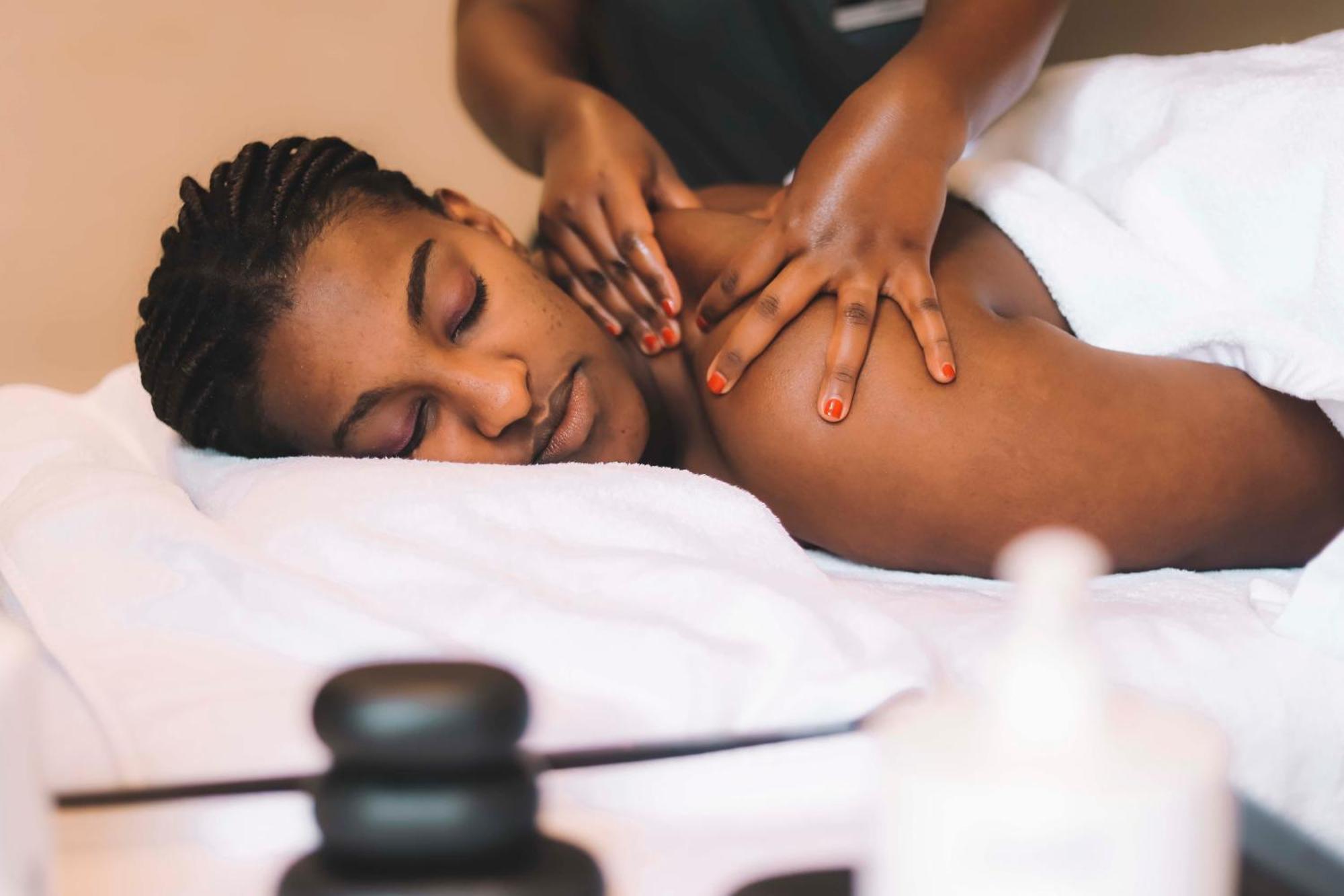 Radisson Blu Hotel & Convention Centre Kigali Exterior foto A woman receiving a massage