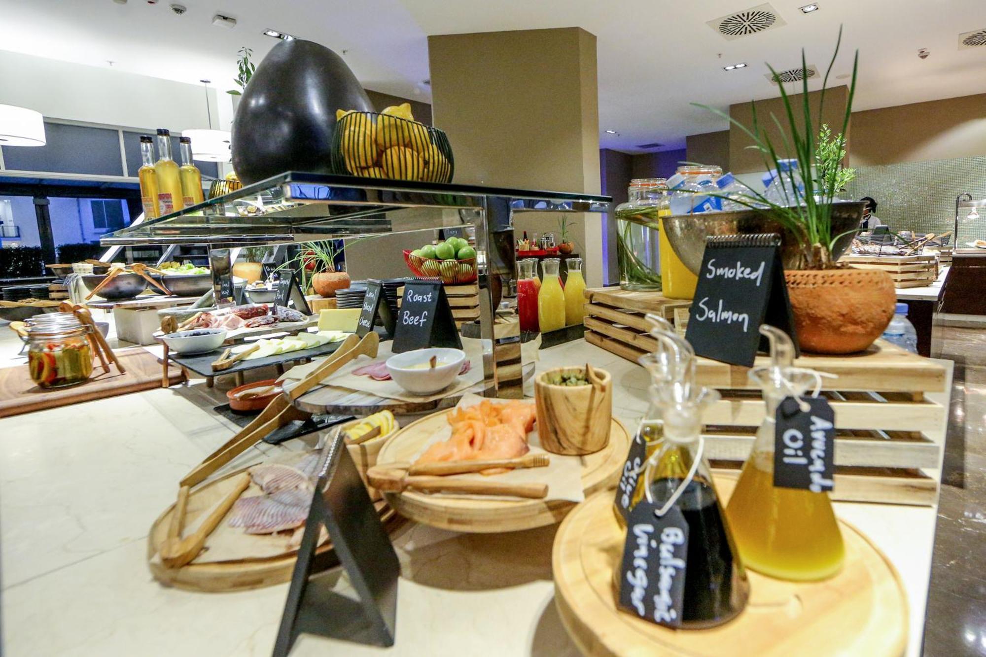 Radisson Blu Hotel & Convention Centre Kigali Exterior foto A salad bar at a hotel