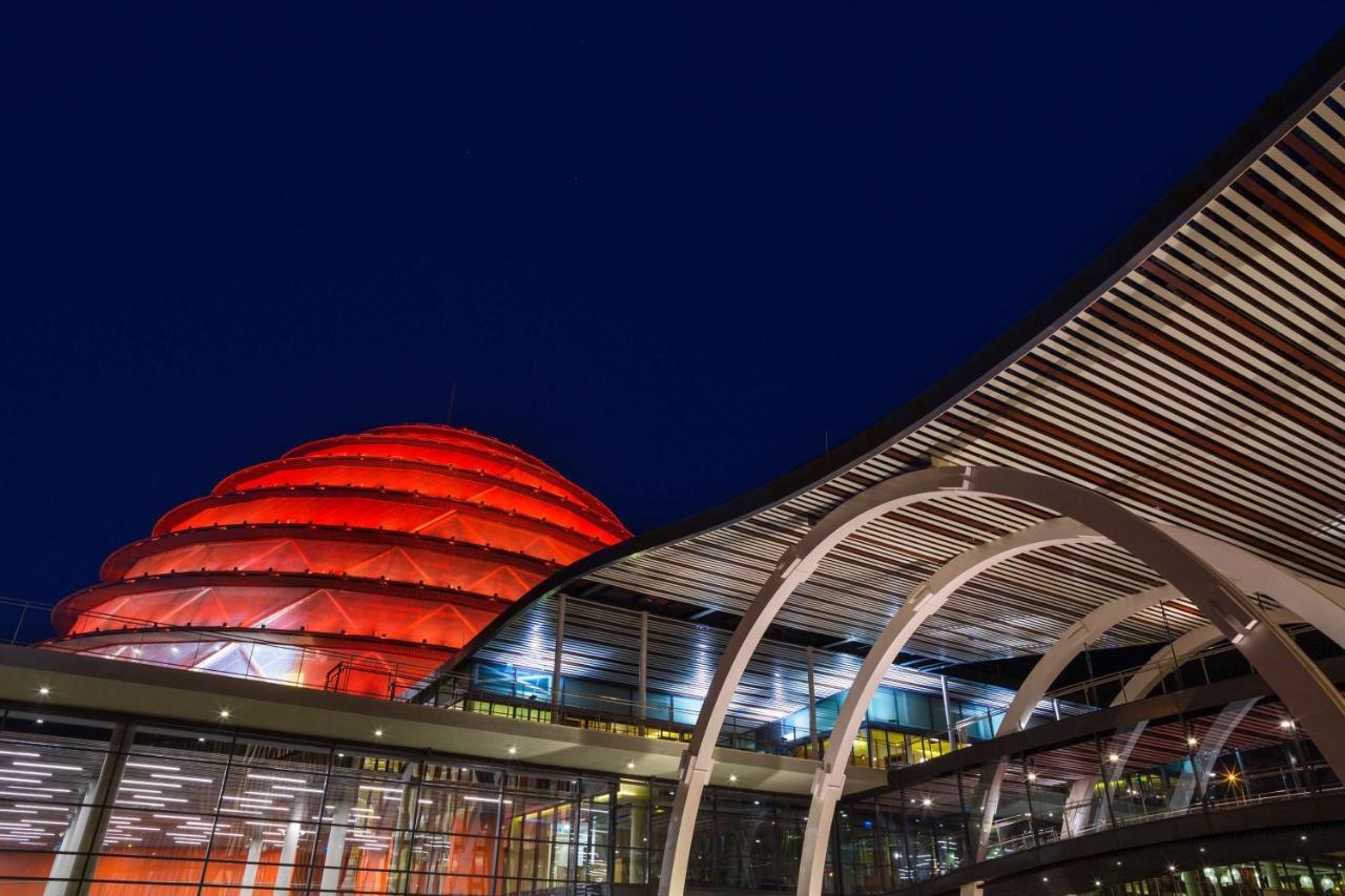 Radisson Blu Hotel & Convention Centre Kigali Exterior foto The station at night
