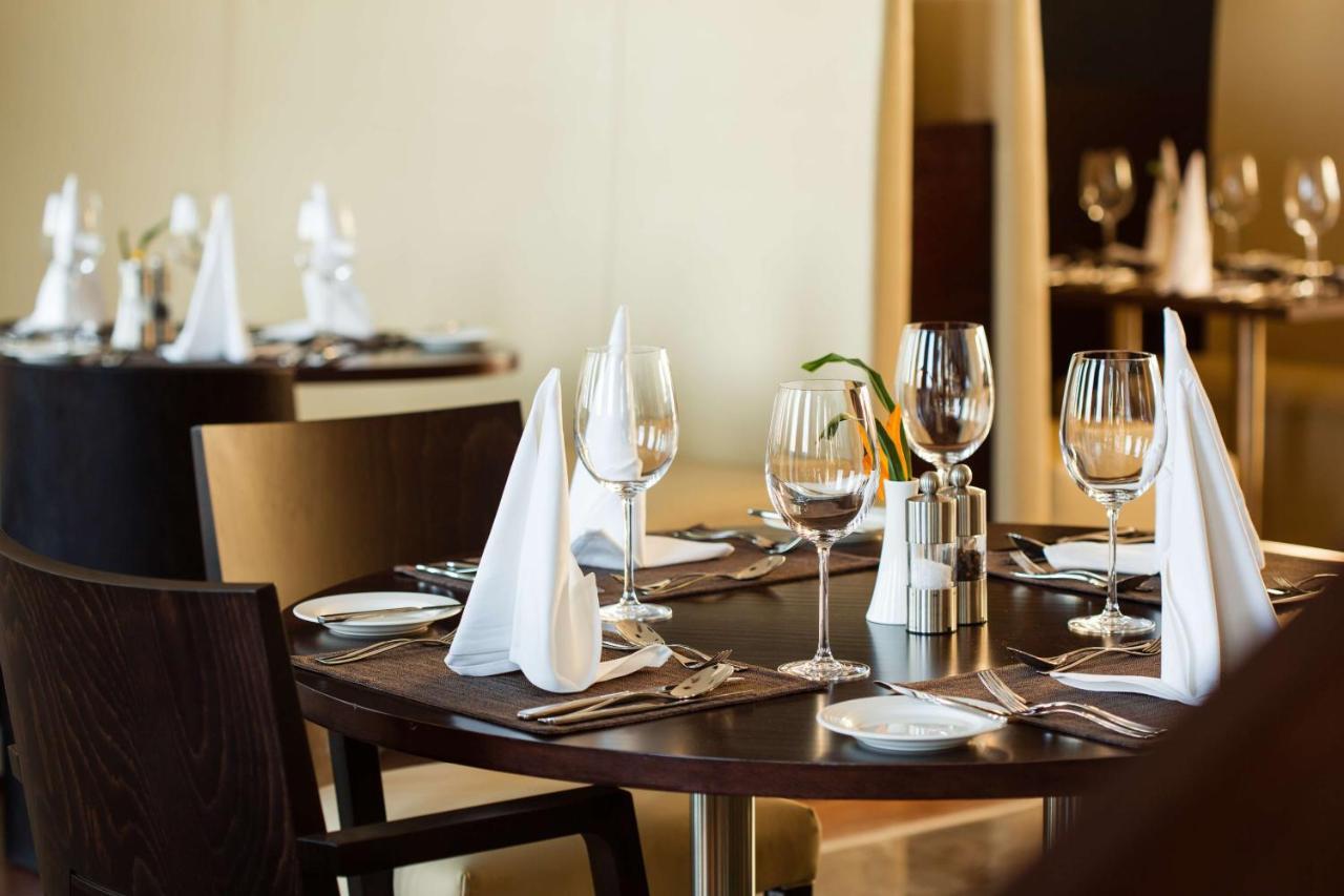 Radisson Blu Hotel & Convention Centre Kigali Exterior foto A table set for fine dining