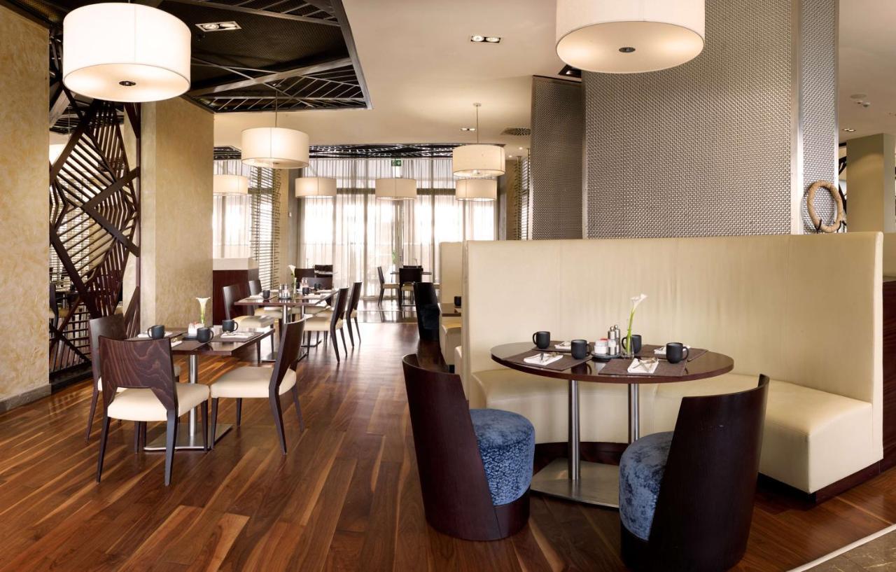 Radisson Blu Hotel & Convention Centre Kigali Exterior foto The interior of the restaurant