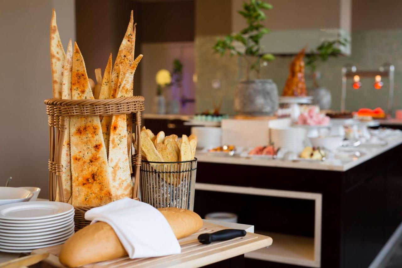 Radisson Blu Hotel & Convention Centre Kigali Exterior foto Bread at a buffet